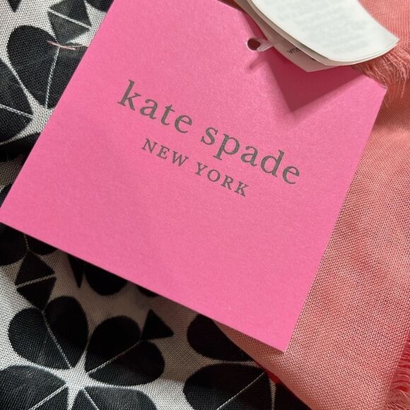 Kate Spade ♠️ Flower Silk Square One Size NTW $88 - Picture 4 of 4